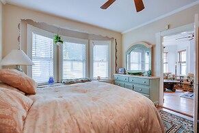 Quaint Beverly Townhome: Walk to Beach & Downtown!