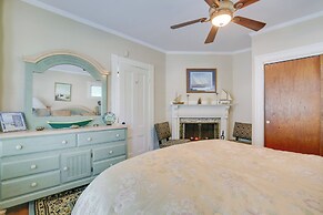 Quaint Beverly Townhome: Walk to Beach & Downtown!