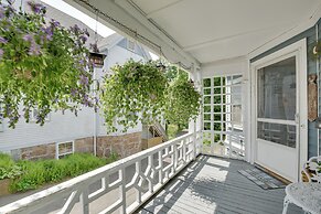 Quaint Beverly Townhome: Walk to Beach & Downtown!