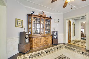 Quaint Beverly Townhome: Walk to Beach & Downtown!