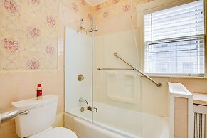 Quaint Beverly Townhome: Walk to Beach & Downtown!