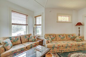 Quaint Beverly Townhome: Walk to Beach & Downtown!