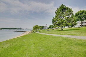 Quaint Beverly Townhome: Walk to Beach & Downtown!