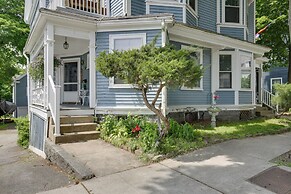 Quaint Beverly Townhome: Walk to Beach & Downtown!