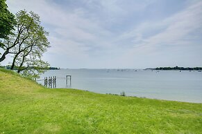 Quaint Beverly Townhome: Walk to Beach & Downtown!