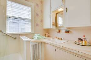 Quaint Beverly Townhome: Walk to Beach & Downtown!