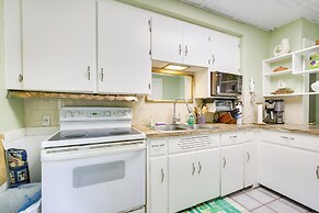 Quaint Beverly Townhome: Walk to Beach & Downtown!