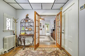 Quaint Beverly Townhome: Walk to Beach & Downtown!