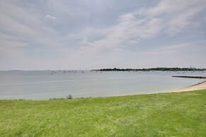 Quaint Beverly Townhome: Walk to Beach & Downtown!