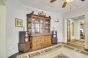 Quaint Beverly Townhome: Walk to Beach & Downtown!