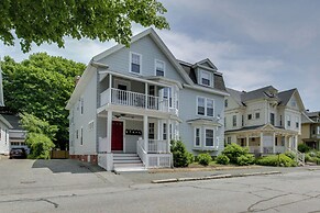 Quaint Beverly Townhome: Walk to Beach & Downtown!