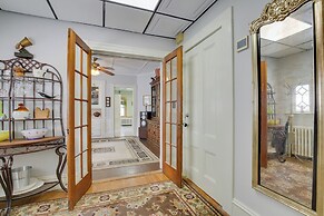 Quaint Beverly Townhome: Walk to Beach & Downtown!