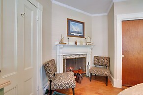 Quaint Beverly Townhome: Walk to Beach & Downtown!