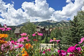 Walk to Ski Lift: Renovated Condo in Breckenridge!