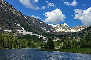 Walk to Ski Lift: Renovated Condo in Breckenridge!