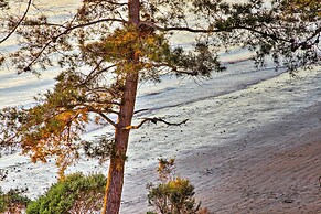 Walk to Keller Beach: Waterfront Studio w/ Hot Tub