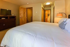 Ski-in Breckenridge Abode: Walk to Main St & Lifts