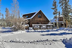 Spacious Grand Lake Cabin w/ Hot Tub & Deck