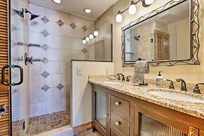 Spacious Grand Lake Cabin w/ Hot Tub & Deck