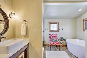 Spacious Grand Lake Cabin w/ Hot Tub & Deck