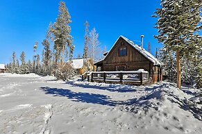 Spacious Grand Lake Cabin w/ Hot Tub & Deck