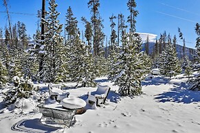 Spacious Grand Lake Cabin w/ Hot Tub & Deck