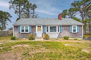Traditional Cape Cod Cottage: Walk to Beach!