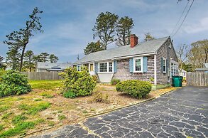 Traditional Cape Cod Cottage: Walk to Beach!
