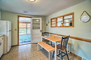 Traditional Cape Cod Cottage: Walk to Beach!