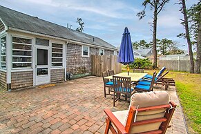 Traditional Cape Cod Cottage: Walk to Beach!