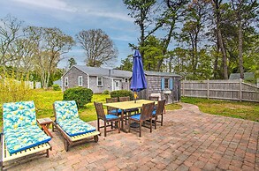 Traditional Cape Cod Cottage: Walk to Beach!