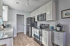 Beach-themed Retreat: 10 Mi to Downtown Charleston