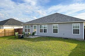 Beach-themed Retreat: 10 Mi to Downtown Charleston