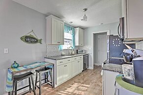 Beach-themed Retreat: 10 Mi to Downtown Charleston