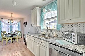 Beach-themed Retreat: 10 Mi to Downtown Charleston