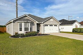 Beach-themed Retreat: 10 Mi to Downtown Charleston