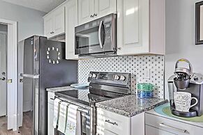 Beach-themed Retreat: 10 Mi to Downtown Charleston