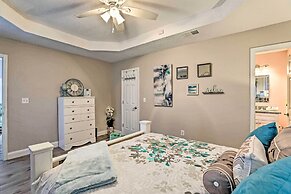 Beach-themed Retreat: 10 Mi to Downtown Charleston