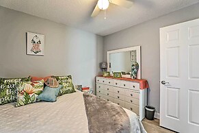 Beach-themed Retreat: 10 Mi to Downtown Charleston