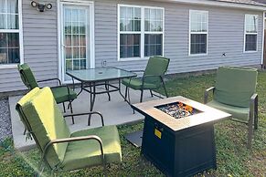 Beach-themed Retreat: 10 Mi to Downtown Charleston