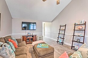 Beach-themed Retreat: 10 Mi to Downtown Charleston