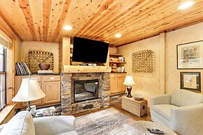 Close to Skiing: Cabin w/ Pool Access in Breck
