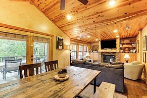 Close to Skiing: Cabin w/ Pool Access in Breck