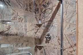 Close to Skiing: Cabin w/ Pool Access in Breck