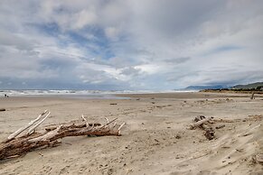 Oceanview Rockaway Beach Condo w/ Deck & Gas Grill