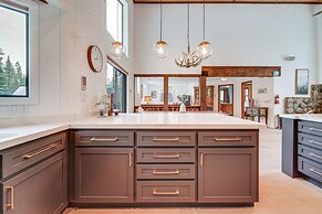 Updated Tahoe Donner Cabin w/ Golf Course Views!