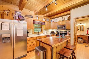 Private Cabin on 2 Acres: Hot Tub, 10 Mi to Boone!