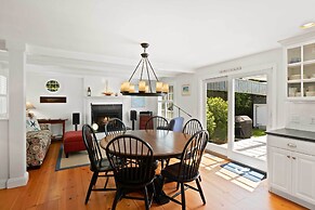 Walk to Skaket Beach: Charming Cottage w/ Deck