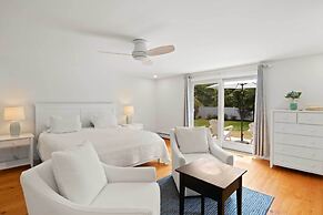 Walk to Skaket Beach: Charming Cottage w/ Deck