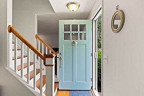 Walk to Skaket Beach: Charming Cottage w/ Deck